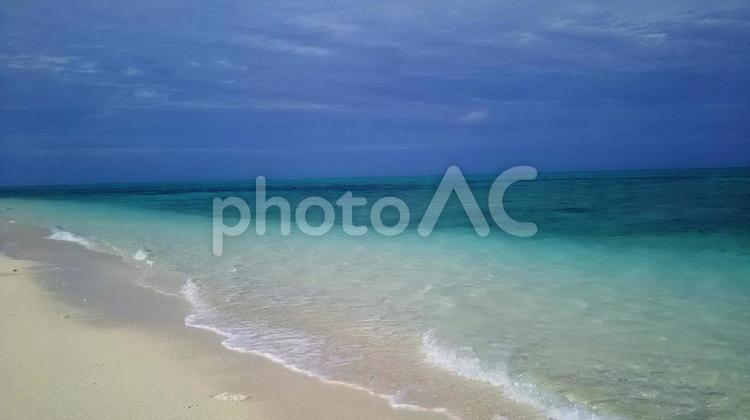白い砂浜　ナガンヌ島（Okinawa）曇り空　ちゅらたび　沖縄 白い砂浜,海岸線,楽しいの写真素材