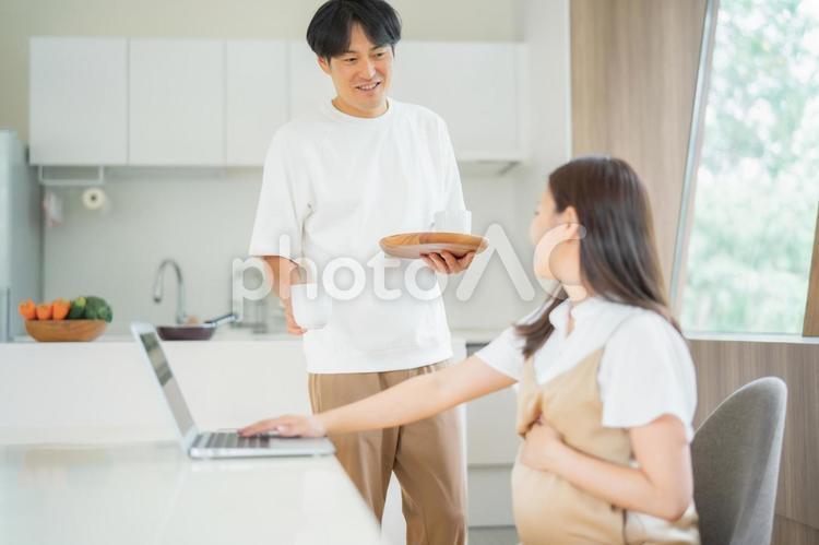 テレワークする妊婦と男性 テレワーク,妊婦,妊娠の写真素材