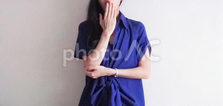 驚く女性(横長) 女性,驚く,びっくりの写真素材
