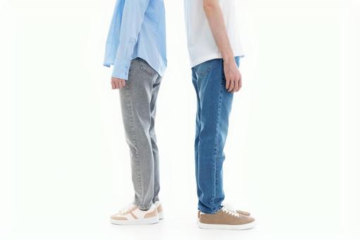 背中合わせで立つ横向きの2人の足 背中合わせで立つ横向きの2人の足 立つ,顔なし,下半身の写真素材