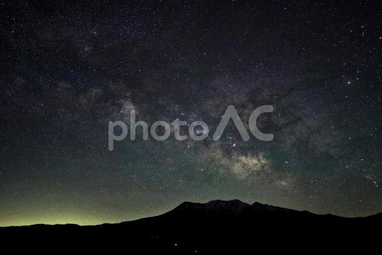 残雪の御嶽山を覆う星空3 御嶽山,天の川,山の写真素材