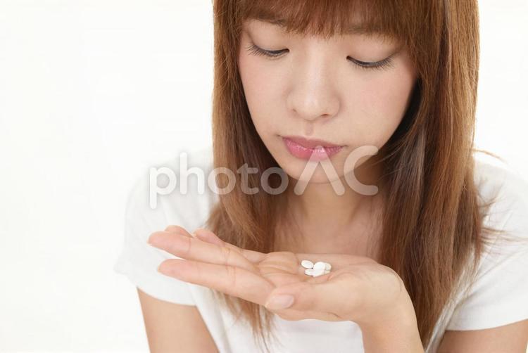 サプリメントを服用する女性 健康,サプリメント,くすりの写真素材