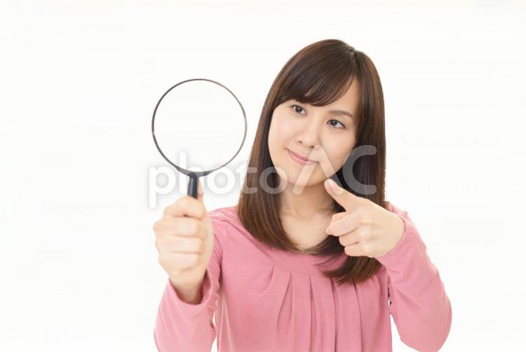拡大鏡を持つ女性 女性,女,笑顔の写真素材