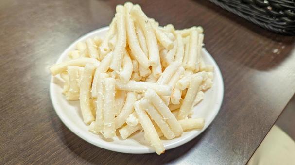 山盛りのマカロニサラダ 山盛りのマカロニサラダの写真