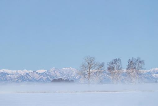 気嵐と日高山脈 気嵐と日高山脈 冬の日高山脈,日高山脈,山の写真素材