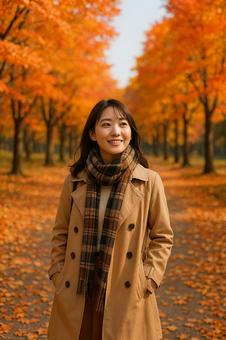紅葉する中で笑顔で立つ女性 紅葉する中で笑顔で立つ女性の写真
