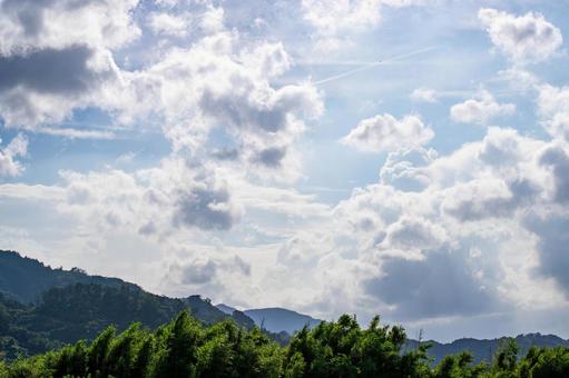 山の上に広がる雲 山の上に広がる雲の写真