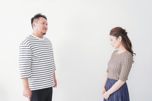 夫婦喧嘩をする若い夫婦 若い,不仲,不機嫌の写真素材