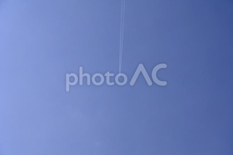 青空と飛行機とひこうき雲 スカイブルー,飛行機雲,美しい空の写真素材