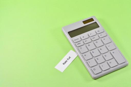 電卓とratecutので利下げのイメージ 電卓とratecutので利下げのイメージ ratecut,利下げ,金利の写真素材