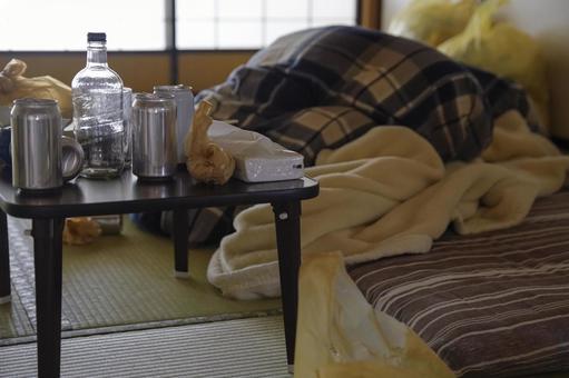 ゴミが散乱した一人暮らしの部屋 ゴミが散乱した一人暮らしの部屋 ゴミ屋敷,汚部屋,引きこもりの写真素材