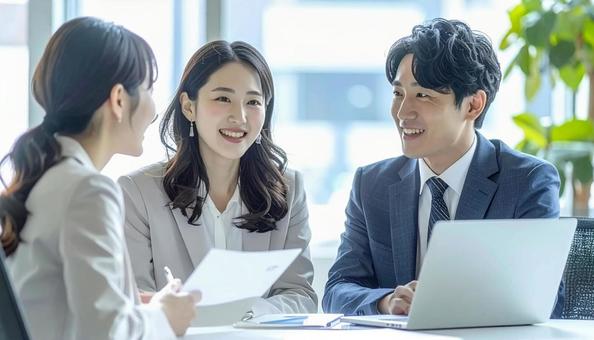 テーブルを囲んで会議するビジネスパーソン テーブルを囲んで会議するビジネスパーソンの写真