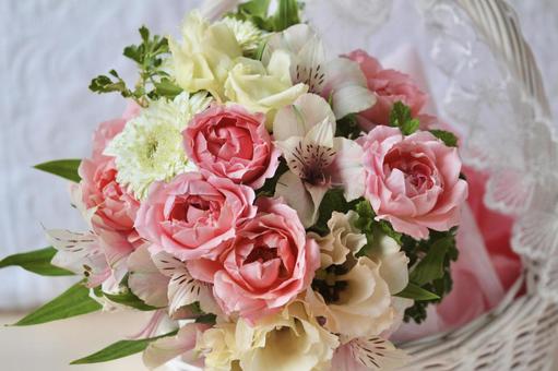 フラワーアレンジメント 薔薇とバスケット フラワーアレンジメント 薔薇とバスケット 華やか,花,花束の写真素材