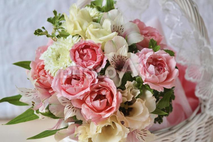 フラワーアレンジメント　薔薇とバスケット 花,花束,フラワーアレンジメントの写真素材