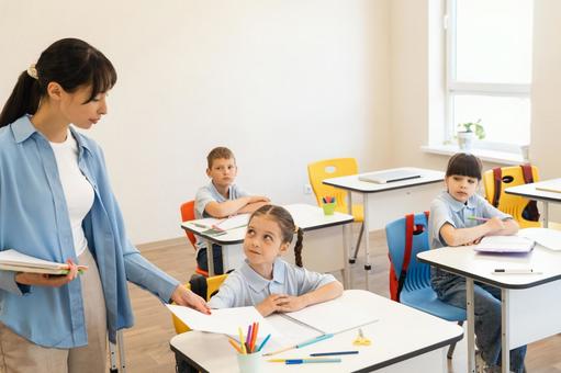 見上げて話す女の子と先生 女性,女の子,男の子の写真素材