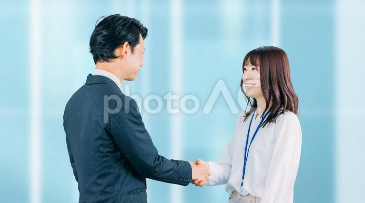 笑顔で握手をする男女のビジネスマン 男性,女性,ビジネスの写真素材