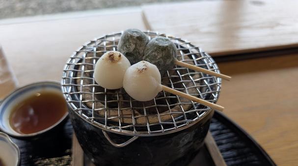 炭火の焼き団子二種 団子,餅,炙るの写真素材