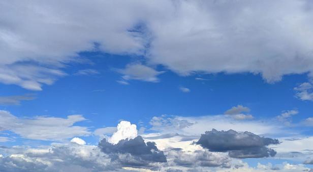 青空に広がるきれいな雲の景色の写真