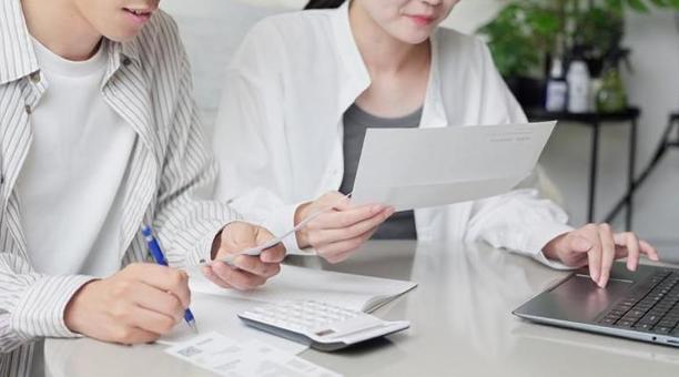 買い物の明細を確認するアジア人カップル 明細,確認,男性の写真素材