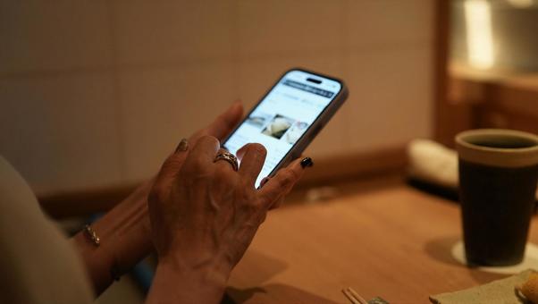 Photo, smartphone, operating, swipe, 