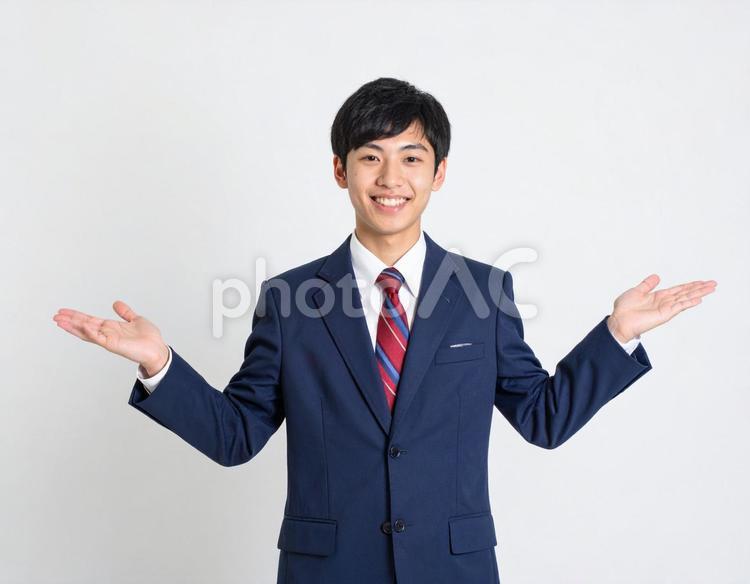 笑顔で案内する男子高校生 男子高校生,スーツ姿,笑顔の写真素材