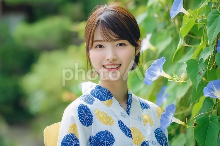 朝顔柄の浴衣を着た笑顔の女性 朝顔,あさがお,アサガオの写真素材