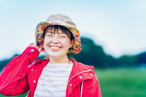 草原でリラックスした表情の女性  女性,笑顔,充実の写真素材