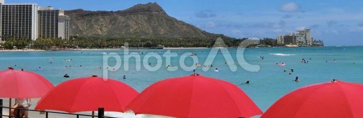 ハワイのワイキキビーチ ビーチ,傘,水域の写真素材