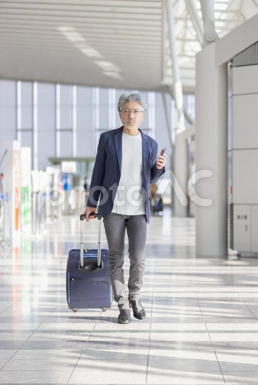 ミドル男性　空港　旅行 空港,ビジネス,ミドルの写真素材