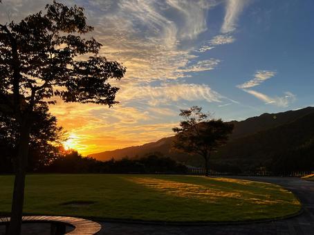 夕焼けの広場 夕焼け,広場,夕日の写真素材