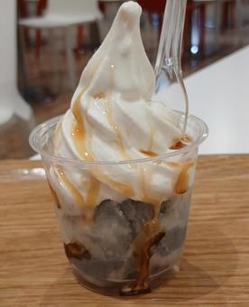 ソフトクリーム×黒ごまアイス② ソフトクリーム,スイーツ,デザートの写真素材