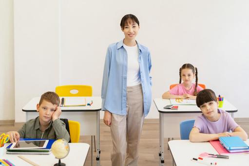 カメラ目線の生徒と先生 女性,女の子,男の子の写真素材