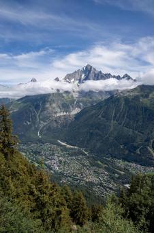 夏のシャモニーとエンギュイユベルト山 フランス,シャモニー,エンギュイユベルト山の写真素材