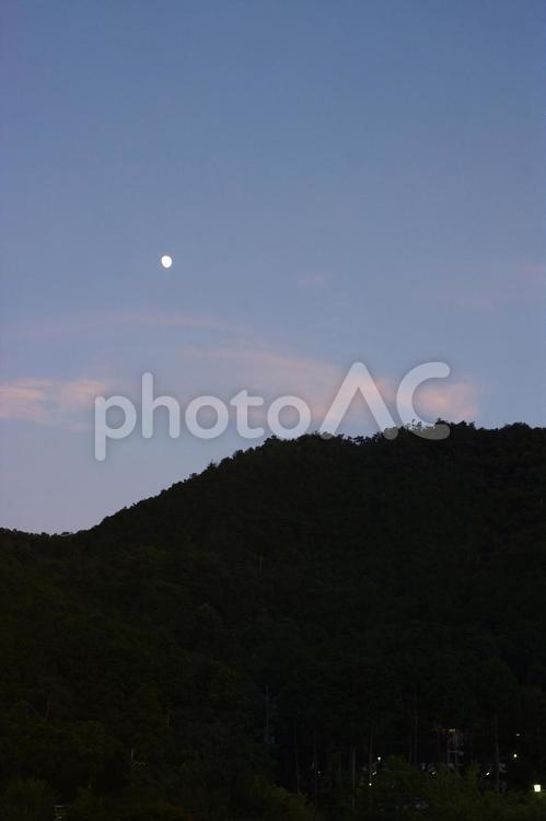 夕暮れ時の山と月 夕暮れ,月,雲の写真素材