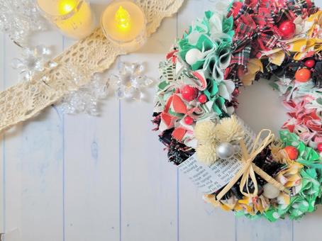 布のクリスマスリースとオーナメント 布のクリスマスリースとオーナメント クリスマス,リース,ろうそくの写真素材