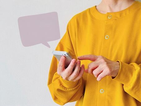 スマホからレビューを書く女性 スマホ,女性,吹き出しの写真素材