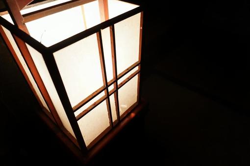暗闇に浮かぶ行灯 暗闇に浮かぶ行灯 行灯,和紙,和風の写真素材