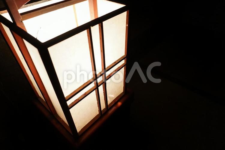 暗闇に浮かぶ行灯 行灯,和紙,和風の写真素材