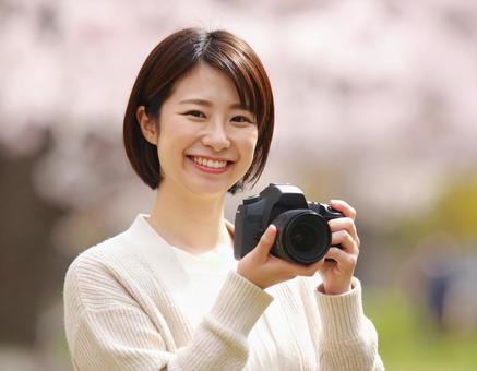 春の風景を撮影するカメラ女子 春の風景を撮影するカメラ女子の写真