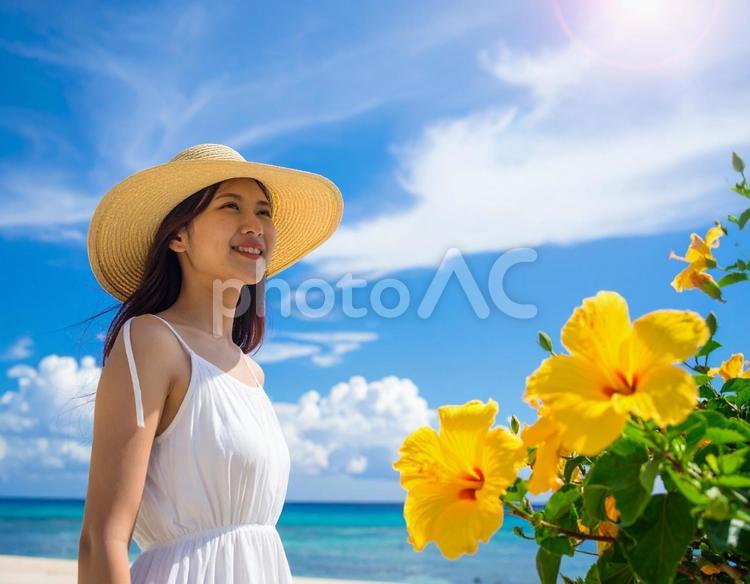 夏旅の彼女・夏空と黄色いハイビスカス 女性,ハイビスカス,黄色の写真素材