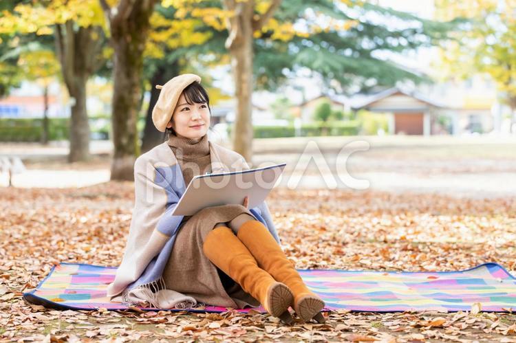 芸術の秋・絵を描く女性（笑顔） 画家,絵,スケッチの写真素材