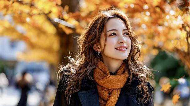 紅葉を背景に微笑む上品な若い女性 紅葉を背景に微笑む上品な若い女性の写真