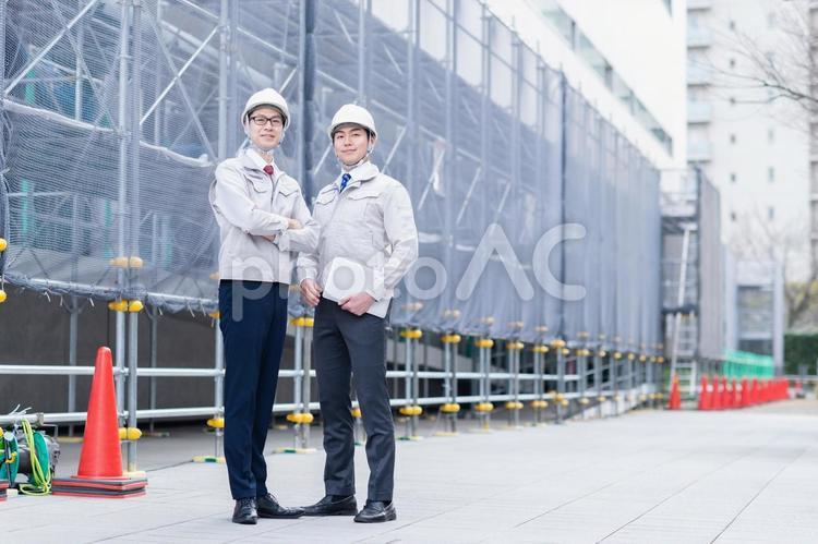 建設現場で働く男性エンジニア ビジネス,ビジネスマン,ヘルメットの写真素材