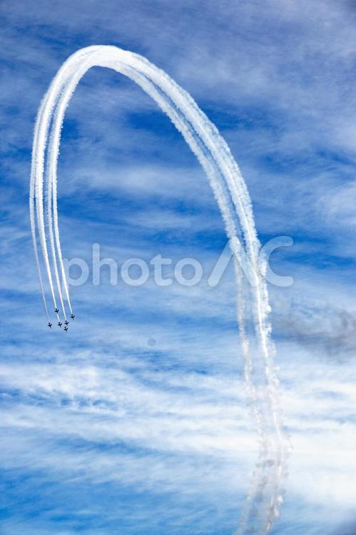 秋の航空祭でのブルーインパルスの飛行風景 航空祭,ブルーインパルス,飛行機の写真素材