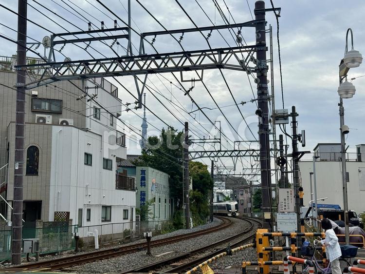 鐘ヶ淵駅  踏切 東武スカイツリーライン,電車,踏切の写真素材