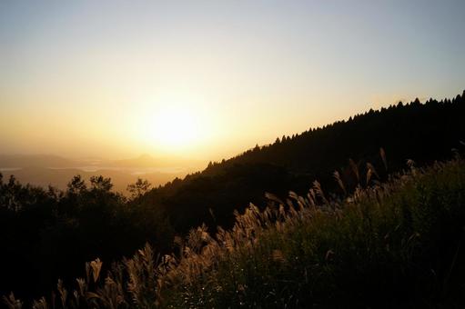 すすきと山の夕日 すすきと山の夕日 夕日,夕焼け,すすきの写真素材