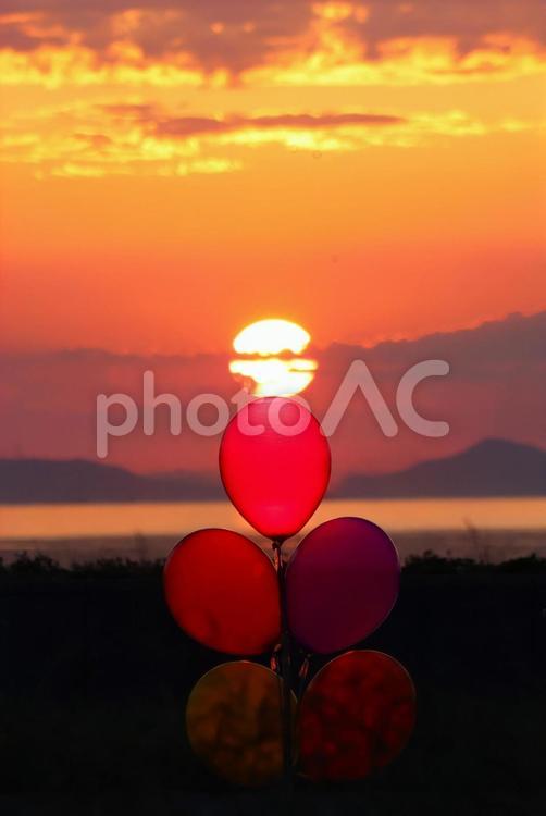 ５月下旬のサンポート高松からの夕陽と風船 夕陽,夕焼け,鮮やかの写真素材