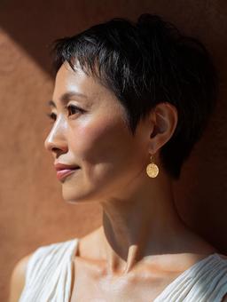 白い服の女性の横向きの写真