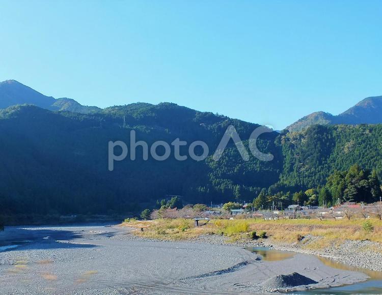 広々とした大井川上流の秋景色 紅葉,いろどり,色づくの写真素材