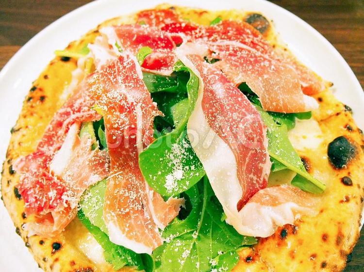 生ハムとルッコラのピッツァ（窯焼きピザ）[食べ物] ピザ,ピッツァ,生ハムとルッコラのピッツァの写真素材